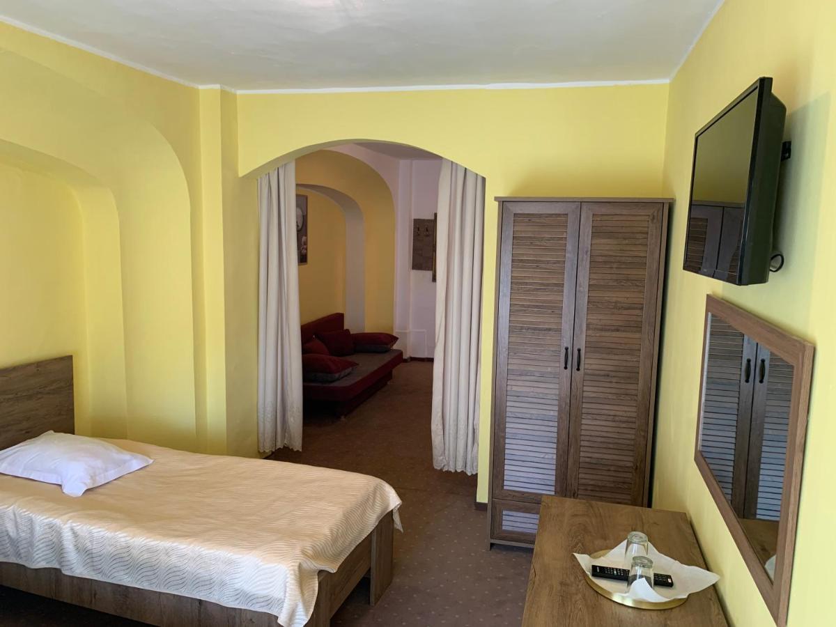 Hotel Rares Botoşani Exteriör bild