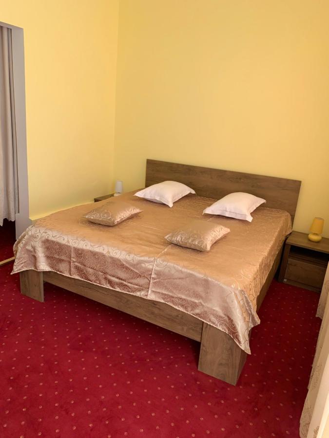 Hotel Rares Botoşani Exteriör bild
